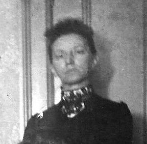 Black and white photo of Alma M. Reid as a young woman.